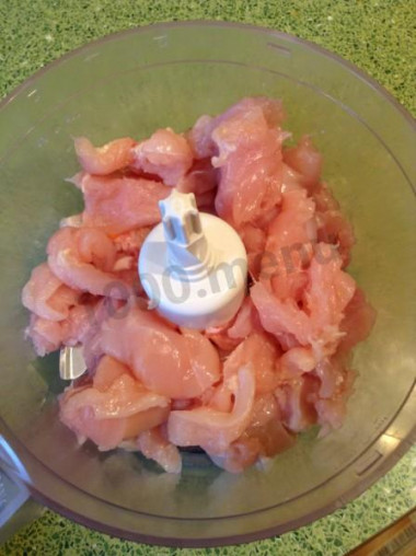 Рецепт - Куриный рулет с грибами - Шаг 2 -  Куриное мясо срезать с костей, измельчить в блендере.