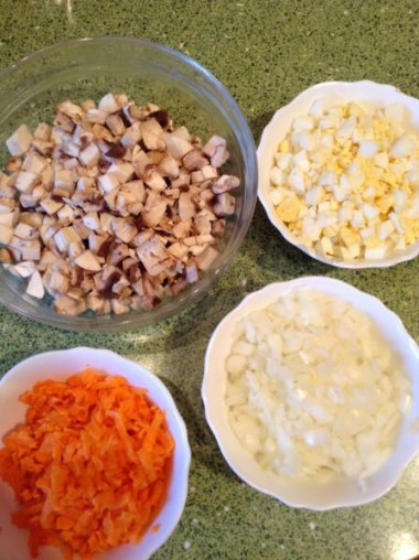 Рецепт - Куриный рулет с грибами - Шаг 3 -  Грибы, лук, отварные яйца мелко порезать, морковь натереть на крупной терке