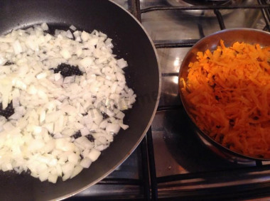 Рецепт - Куриный рулет с грибами - Шаг 4 -  На одной сковороде разогреть растительное масло, обжарить лук до золотистости, добавить грибы и пожарить минут 10, периодически помешивая, немного посолить, на другой сковороде - морковь потушить до мягкости