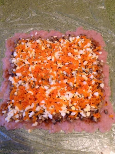 Рецепт - Куриный рулет с грибами - Шаг 6 -  Сверху выложить грибы с луком, яйца и морковь. По желанию можно добавить зелень, грецкие орехи, но у меня под рукой не оказалось, поэтому делаю с тем, что есть