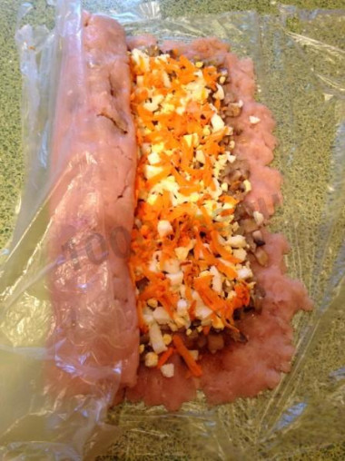 Рецепт - Куриный рулет с грибами - Шаг 7 -  При помощи полиэтилена скрутить рулет и выложить в форму для запекания швом вниз