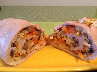 Рецепт - Куриный рулет с грибами - Шаг 8 -  В разогретую до 200 градусов духовку ставим наш рулет на 40 минут.Сервируем, подаем, едим...