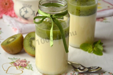 Панакота классическая с соусом из киви