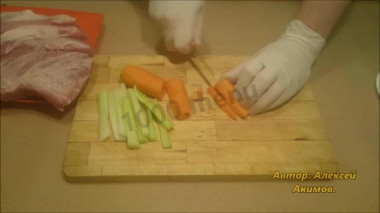 Рецепт - Буженина с овощами - Шаг 1 - Овощи нарезаем произвольными сегментами.