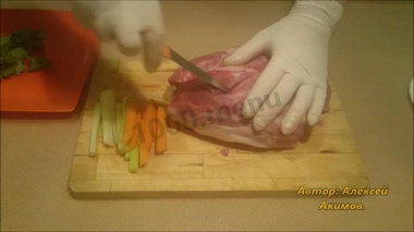 Рецепт - Буженина с овощами - Шаг 2 -  С помощью ножа нашпиговываем свинину овощами.