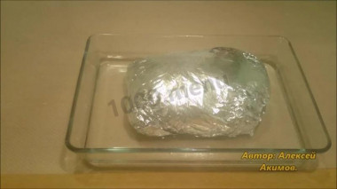 Рецепт - Буженина с овощами - Шаг 4 -  Заворачиваем в фольгу для запекания и кладём на противень или жарочный латок. В лоток наливаем воды, примерно на 2-3 сантиметра. Ставим в духовку на 2 часа 30 минут при температуре 200 градусов по Цельсию. Время приготовления зависит от размера мяса. Готовность свинины проверяем с помощью деревянной палочки, должна проходить плавно без рывков. Следим, чтобы вода не выкипала в лотке.