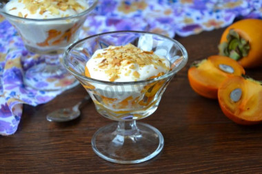 Сливочный крем десерт с хурмой, коньяком и миндалем