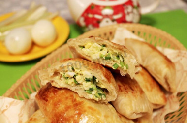 Слоеные пирожки с луком и яйцом