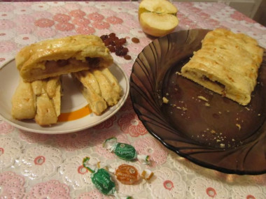 Песочный пирог с яблоками и изюмом