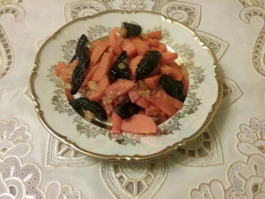 Морковь тушеная с черносливом