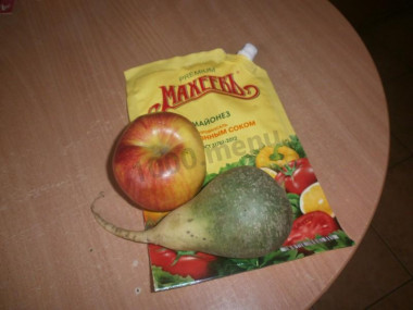 Рецепт - Салат Зимняя витаминка - Шаг 1 - Нам и нужно то всего навсего : яблоко ,маргеланская редька и майонез.В прочем ....магргеланскую редьку может заменить и дайкон. НО мы берем все таки редьку.