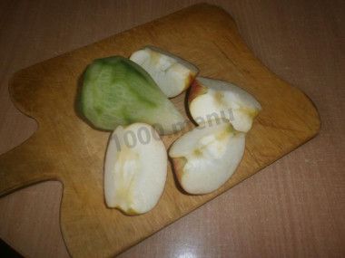 Рецепт - Салат Зимняя витаминка - Шаг 2 -  Чистим редьку ,яблоко режем на четвертинки,так удобнее, и удаляем серединку.