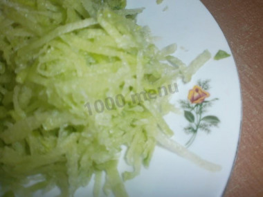 Рецепт - Салат Зимняя витаминка - Шаг 3 -  На средней или крупной терке трем редьку.