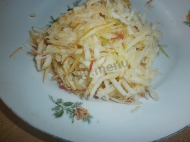 Рецепт - Салат Зимняя витаминка - Шаг 4 -  Затем на ней же трем яблоко.На верное, это каждый делает по своему ...я тру  мякотью к терке и в конце у меня в руке остается кожура.Немного кожуры попадает в салат,но так даже красивее(если яблоко красное)