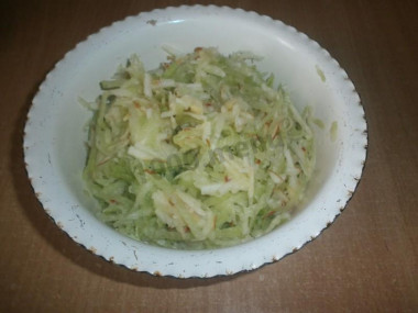 Рецепт - Салат Зимняя витаминка - Шаг 5 -  Теперь натертые яблоко и редьку отправляем в миску и перемешиваем.Когда я говорю,что мешаю салаты вилкой подруги или хихикают или говорят:&quot