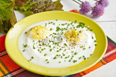 Яйца со сливочным маслом и зеленым луком в микроволновке
