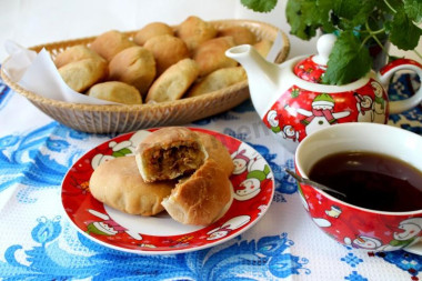 Пирожки с капустой и мясом из теста на молоке без дрожжей