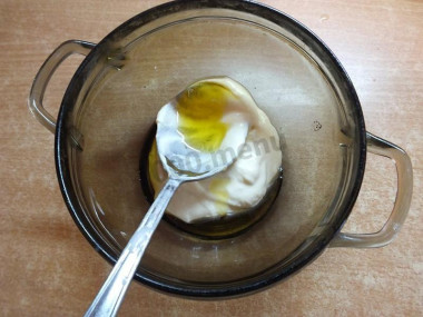 Рецепт - Стейк зубатки со сметаной в духовке - Шаг 1 - В миску выложите сметану. Добавьте 2 ст. л. оливкового масла. Все перемешайте.