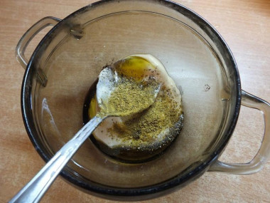 Рецепт - Стейк зубатки со сметаной в духовке - Шаг 2 -  Насыпьте соль, специи.