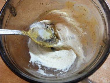 Рецепт - Стейк зубатки со сметаной в духовке - Шаг 3 -  Тщательно перемешайте содержимое миски.