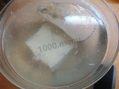 Рецепт - Стейк зубатки со сметаной в духовке - Шаг 4 -  Разморозьте рыбу, аккуратно помойте, слегка обсушите при помощи бумажных полотенец.