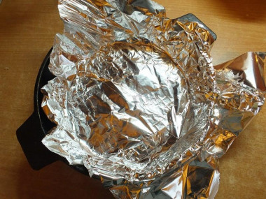 Рецепт - Стейк зубатки со сметаной в духовке - Шаг 5 -  Сковороду или форму для запекания застелите фольгой.