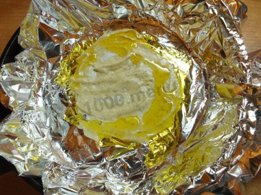 Рецепт - Стейк зубатки со сметаной в духовке - Шаг 6 -  Выложите на фольгу половину сметанного соуса, размажьте, полейте сверху оставшимся маслом.