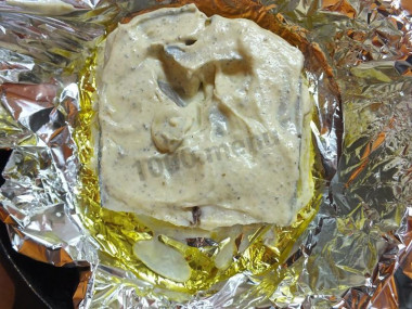 Рецепт - Стейк зубатки со сметаной в духовке - Шаг 8 -  Второй половиной соуса смажьте рыбу сверху. Поставьте стейки печься в разогретую до 170 градусов духовку на 35 минут. Накрывать рыбу фольгой не нужно. Готовую рыбу подавайте с базиликом. Приятного аппетита!