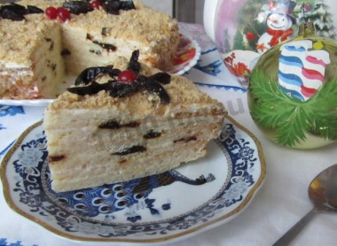 Торт с творожными коржами и черносливом
