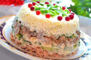 Салат Людмила с ветчиной и грибами