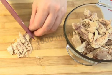 Рецепт - Салат с курицей грибами корейской морковью - Шаг 1 - Отварите курицу в подсоленной воде со специями, охладите и нарежьте кубиками.