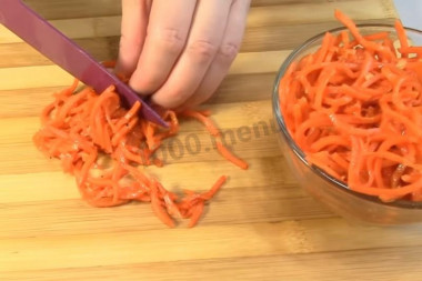 Рецепт - Салат с курицей грибами корейской морковью - Шаг 2 -  Часть моркови оставьте как есть, а остальное нарежьте.