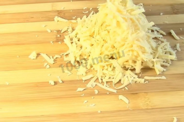 Рецепт - Салат с курицей грибами корейской морковью - Шаг 3 -  Большую часть сыра натрите на крупной терке, меньшую - на мелкой.