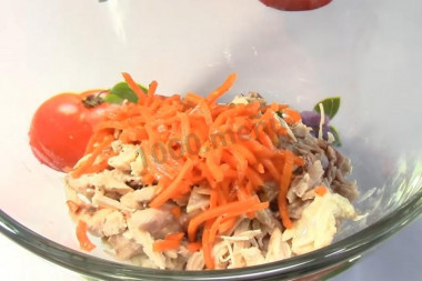 Рецепт - Салат с курицей грибами корейской морковью - Шаг 4 -  В миску выложите курицу и морковь.