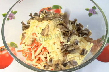 Рецепт - Салат с курицей грибами корейской морковью - Шаг 5 -  Добавьте крупно натертый сыр и жареные грибы (если у вас крупные грибы, нарежьте их помельче). Самые красивые грибочки оставьте для украшения салата.