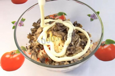 Рецепт - Салат с курицей грибами корейской морковью - Шаг 6 -  Добавьте соль и перец по вкусу (морковь острая, а майонез соленый, не забудьте). Заправьте салат майонезом.