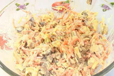 Рецепт - Салат с курицей грибами корейской морковью - Шаг 7 -  Хорошо перемешайте и попробуйте на вкус. Добавьте специи или майонез, если нужно.