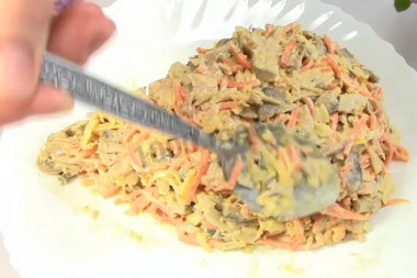 Рецепт - Салат с курицей грибами корейской морковью - Шаг 8 -  Выложите салат на блюдо в виде ежика.