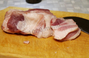 Рецепт - Картошка с салом в духовке - Шаг 2 -  Сало порежьте ломтями, а потом еще поперек помельче.