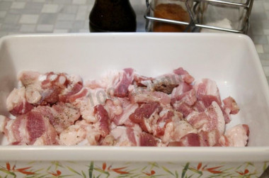 Рецепт - Картошка с салом в духовке - Шаг 3 -  Выложите нарезанное сало в форму для запекания.