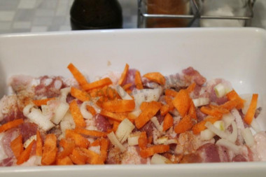 Рецепт - Картошка с салом в духовке - Шаг 4 -  Добавьте мелко нарезанный лук и морковь кубиком. Поперчите, посолите.