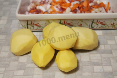 Рецепт - Картошка с салом в духовке - Шаг 5 -  Очистите, помойте и осушите картофель.