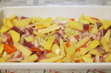 Рецепт - Картошка с салом в духовке - Шаг 7 -  Все ингредиенты сбрызните растительным маслом и хорошо перемешайте (я мну руками в перчатках, чтобы все покрылись тонким слоем масла). Еще посолите, поперчите.