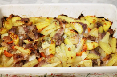 Рецепт - Картошка с салом в духовке - Шаг 8 -  Запекайте полчаса, прикрыв фольгой, при температуре 180 градусов. Затем фольгу снимите и еще запекайте полчаса до зарумянивания.