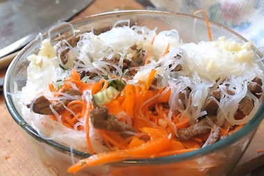 Салат с фунчозой с вкусной заправкой по корейски
