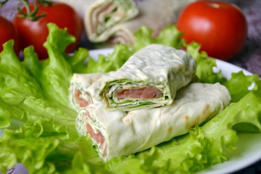 Рулет из лаваша сыра и красной рыбы
