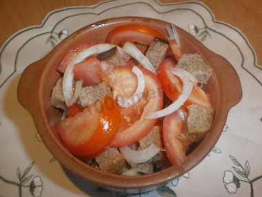 Хлебный салат с помидорами
