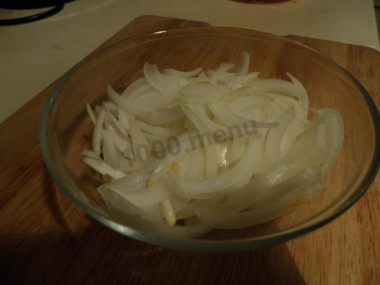 Рецепт - Салат из тыквы с курочкой - Шаг 1 - Нарезаем лук, вдоль луковицы