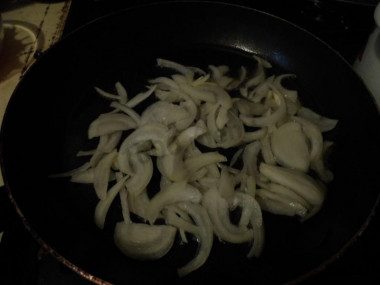 Рецепт - Салат из тыквы с курочкой - Шаг 4 -  Обжариваем лук, только чтобы не подркмянился