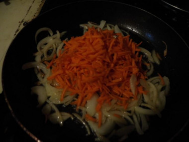 Рецепт - Салат из тыквы с курочкой - Шаг 5 -  Добавляем морковь и жарим до полуготовности